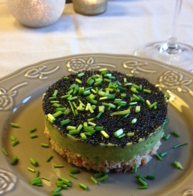 Tartare d'avocat au crabe en habit noir