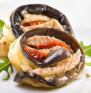 Auberginerolletjes met makreelfilets en gedroogde tomaatjes