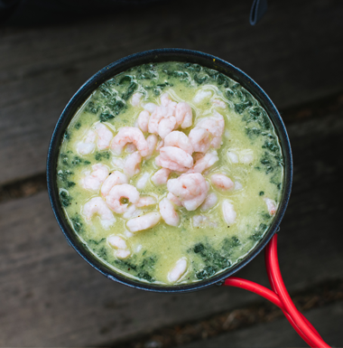 Soupe aux épinards, lait de coco et crevettes