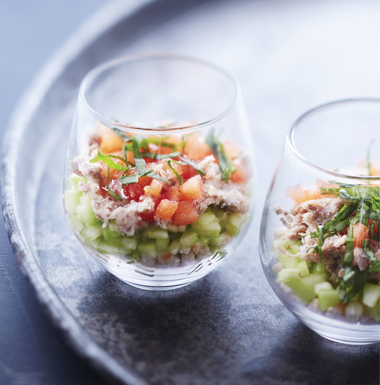 Verrine rafraîchissante de tomates, crabe et thon